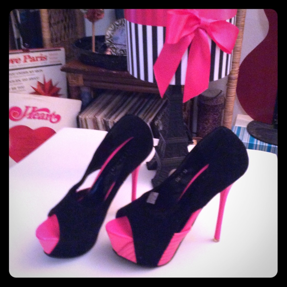💋YUJIAN BLACK SUEDE/HOT PINK PEEP TOE 5.5” HEELS